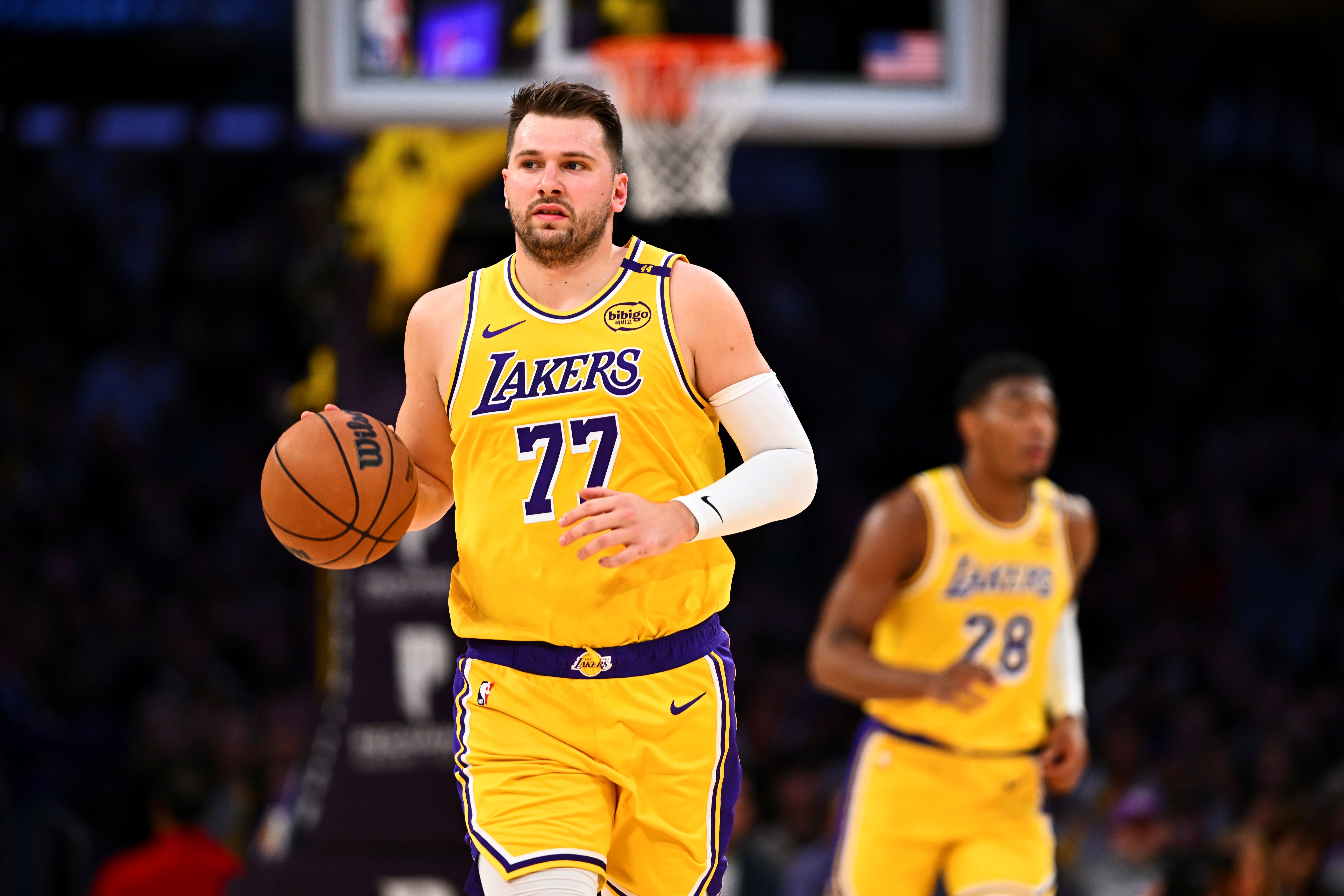 还在更衣室！八村塁下半场顶替受伤的东契奇首发