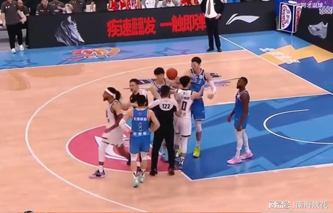 英雄联盟竞猜-唉！国家队2.16米中锋，连续两场遭小外隔扣+冲突，球迷：太窝囊